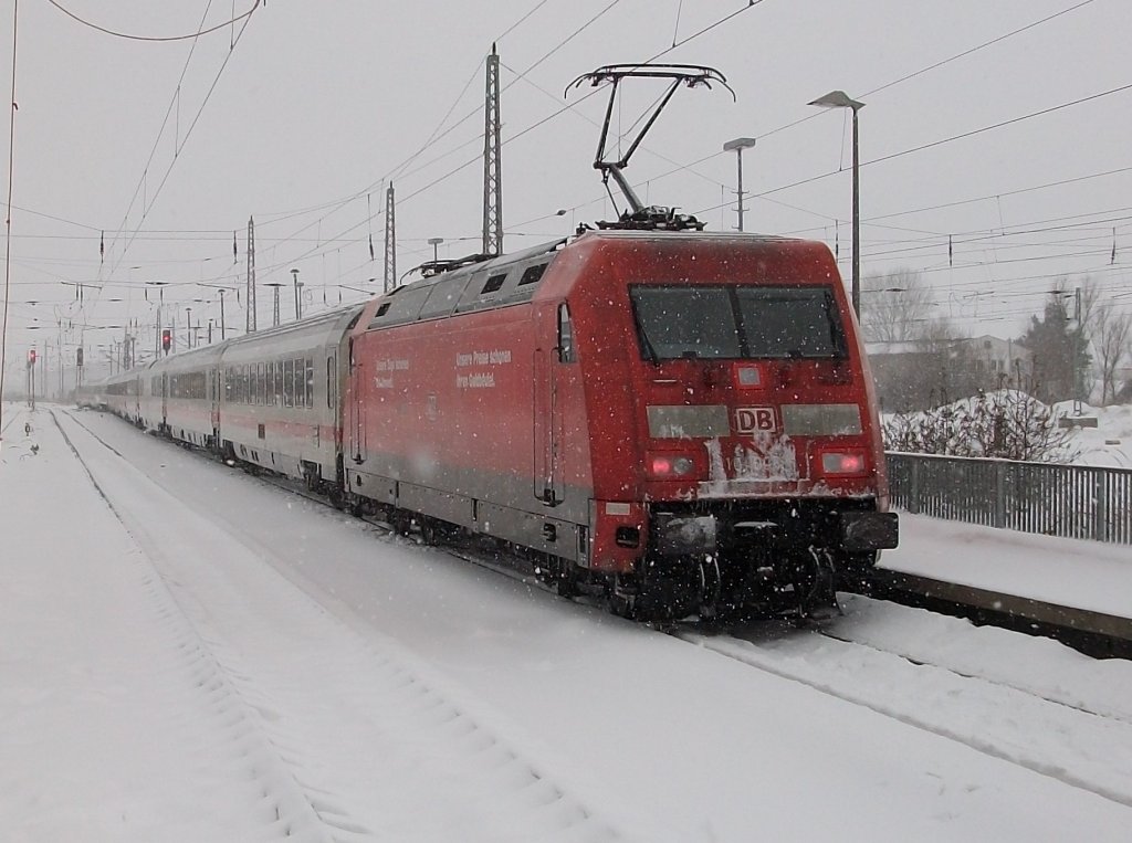 Am 23.Dezember 2010 schob 101 008 den IC 2213 Binz-Stuttgart aus den Bahnhof Bergen/Rgen.