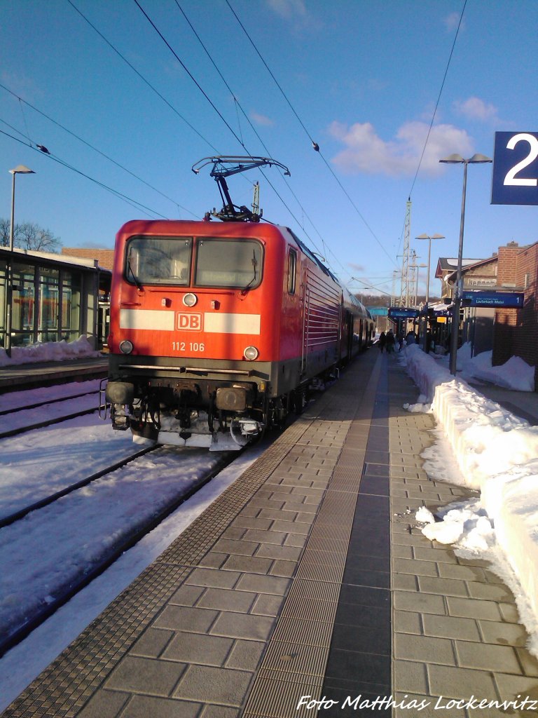 am 26.3.13 ist 112 106 Als RE9 mit Ziel Ostseebad Binz im Bahnhof Bergen auf R�gen.