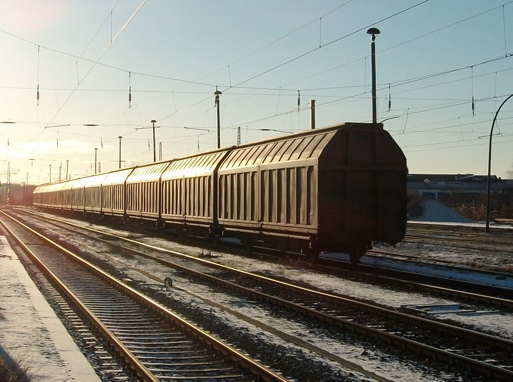 Am 27.Januar 2011 brachte 298 318 mehre Hbbills-Wagen zum Abstellen von Mukran nach Bergen/Rgen.