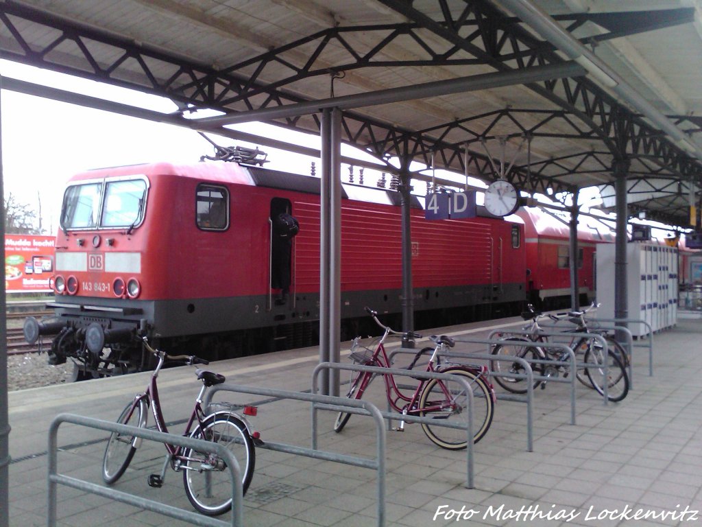 Am 3.2.13 steht 143 843-1 Als S1 mit Ziel Rostock Hbf im Bahnhof Warnem�nde