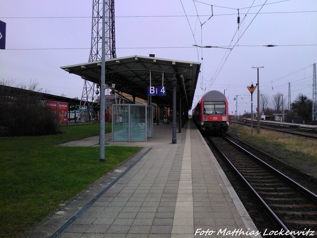 Am 3.2.13 steht 143 843-1 Mit Dosto-Wagen Als S1 mit Ziel Rostock Hbf im Bahnhof Warnem�nde