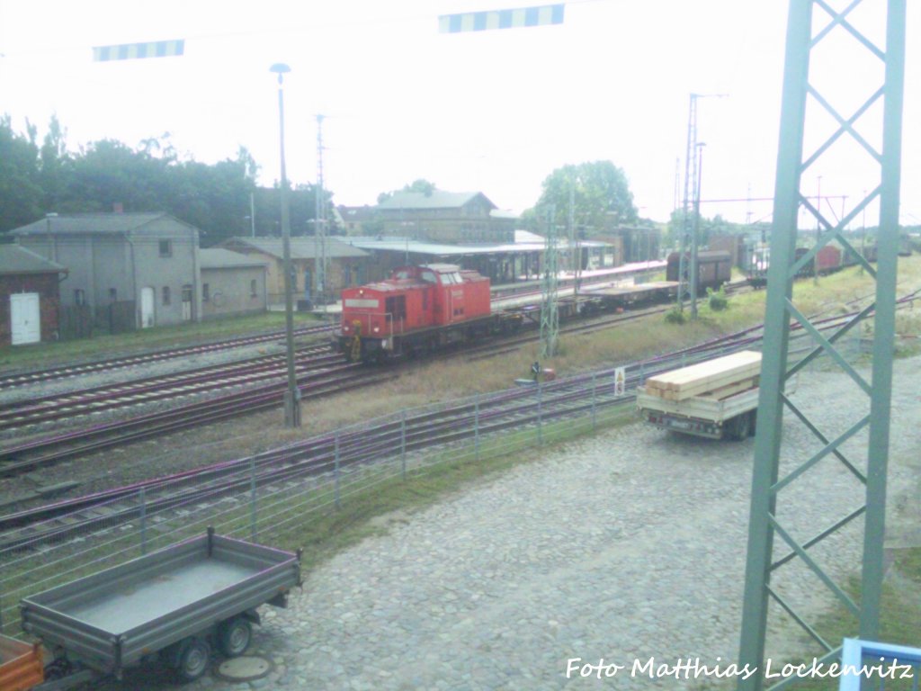 Am 9.8.12 ist BR 298 mit 3 G�terwagen unterwegs nach Mukran / Hier bei der Ausfahrt aus Bergen auf R�gen