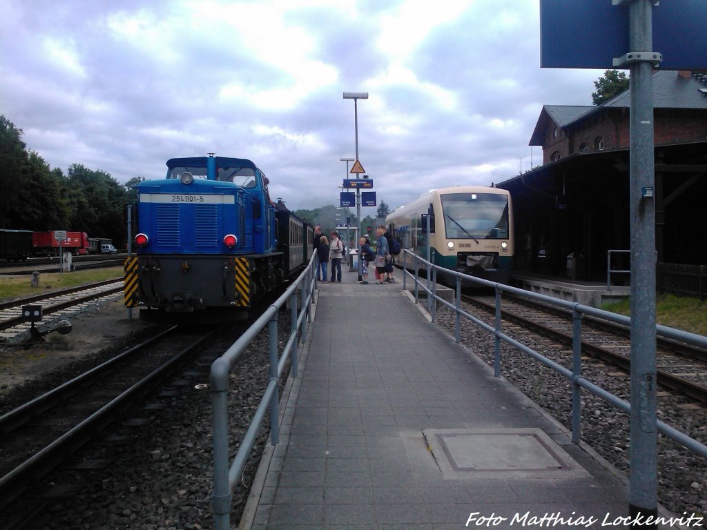 Am abend war am Ende des R�BB Zuges leider wieder die Diesellok 251 901 dranne, Morgens fuhr als ersatz f�r die Ausgefallende 251 901 die Mh 53 / R�BB 251 901 & PRESS 650 032-4 im Bahnhof Putbus am 10.7.13