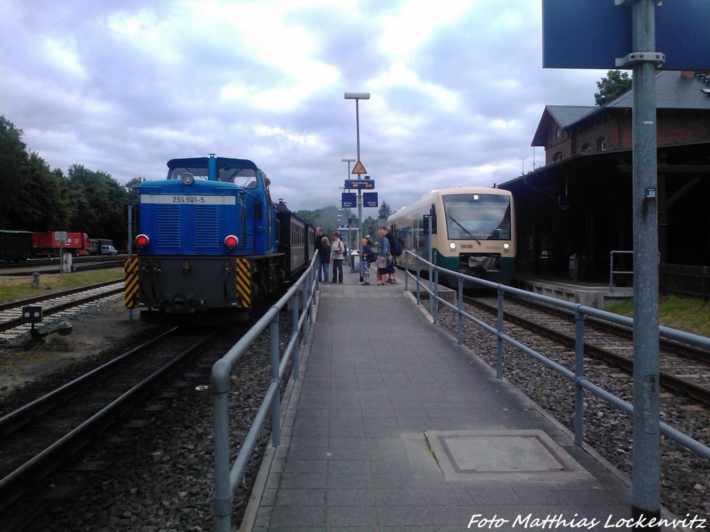 Am Abend war am Ende des RBB Zuges leider wieder die Diesellok 251 901 dran, Morgens fuhr als Ersatz fr die Ausgefallene 251 901 die Mh 53 / RBB 251 901 & PRESS 650 032-4 im Bahnhof Putbus am 10.7.13 