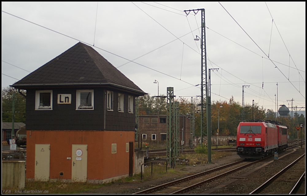 Am alten H�uschen f�r die Drehscheibe steht 185 393-6 abgestellt (DB Schenker Rail Mannheim, gesehen Bebra 14.10.2010)