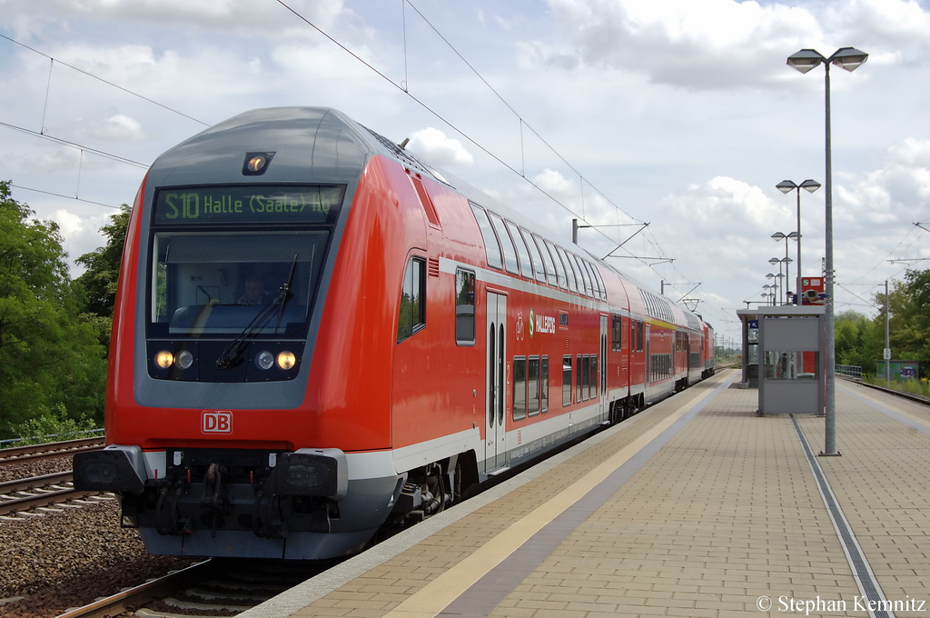 Am Haltepunkt Dieskau steht eine S10 Garnitur der S-Bahn Halleipzig und fahrt nach Halle(Saale) Hbf weiter. geschoben hatte die 143 639-3. 19.07.2011