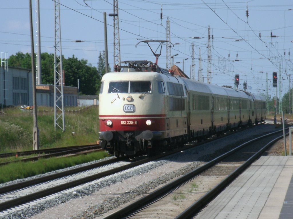 Am Morgen vom 10.Juni 2012 fuhr 103 235-8 mit dem TEE Rheingoldleerpark von Stralsund durch Bergen/Rgen nach Binz.