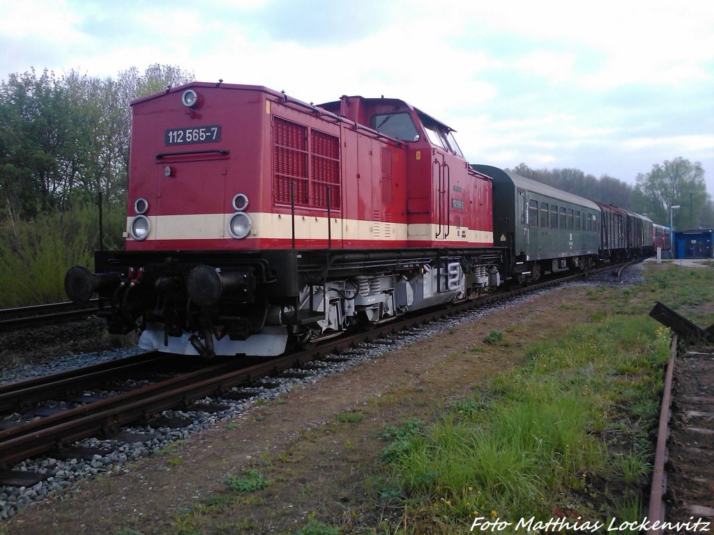 Am Morgen des 10.5.13 standte Bereits 112 565-7 (DB 202 565-8) mit einem Bghw wagen und 3 Begleitwagen sowie die Chemnitzer LVT´s von K�stner Schienenbusreisen in Putbus.