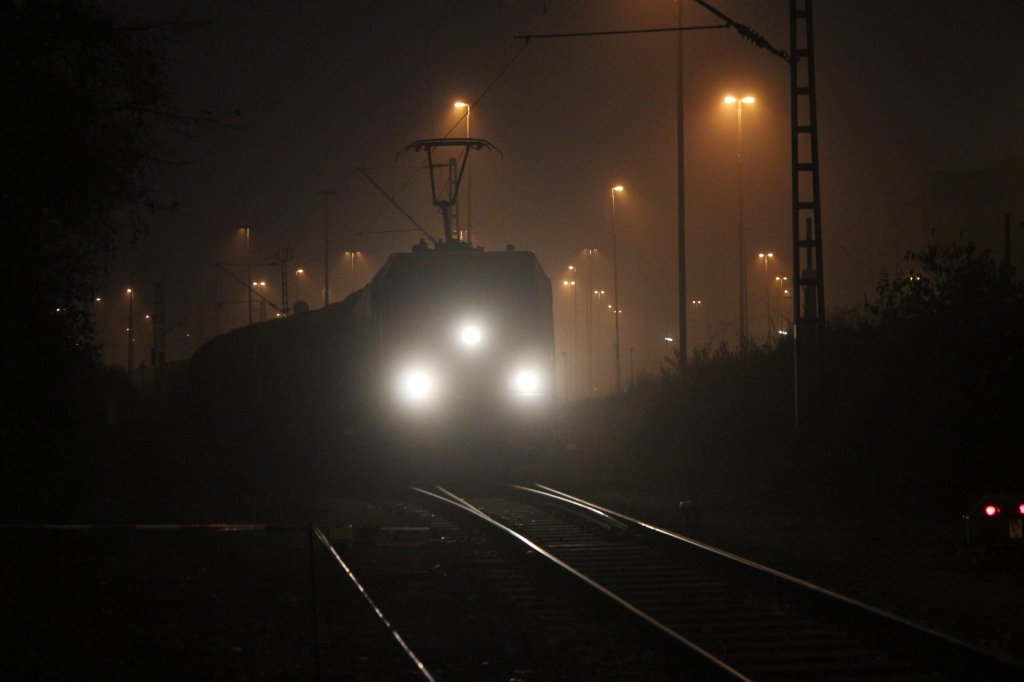 Am Späten Abend des 09.11.2011 ist die HGK 185 603-8 mit Kesselzug in Hamburg Hohe Schaar bei der Ausfahrt.