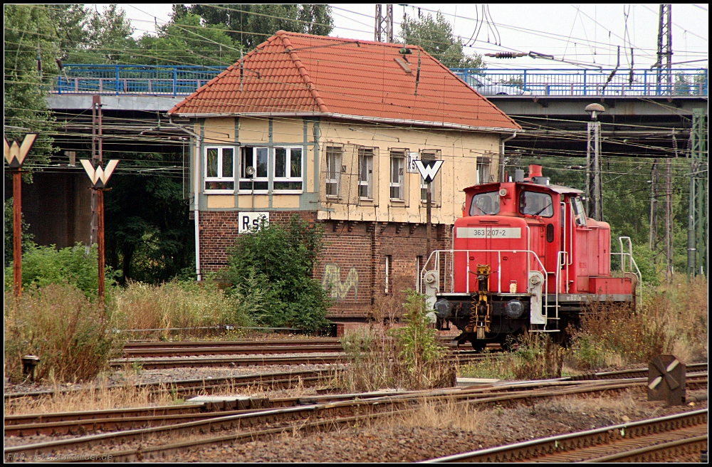 Am Stellwerk  Rst  rangiert DB Schenker 363 207-2 (gesehen Magdeburg Eichenweiler 09.08.2010)