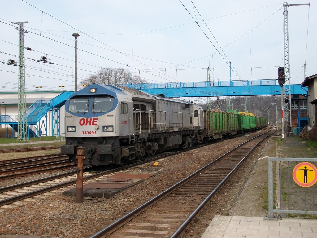 Am Vortag noch in Mukran fotografiert am 13.April 2010 durchfuhr der OHE-Tiger 330091 mit einem  fast  vollen Holzzug den Bahnhof Bergen/Rgen.
