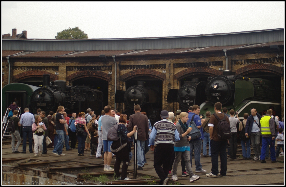 An der Drehscheibe war erwartungsgem�� viel Betrieb, bestaunt und genau betrachtet wurden 74 1230, 52 6666, 52 8173 und 18 201 (gesehen 10.09.2011 beim 8. Berliner Eisenbahnfest Bw Sch�neweide)