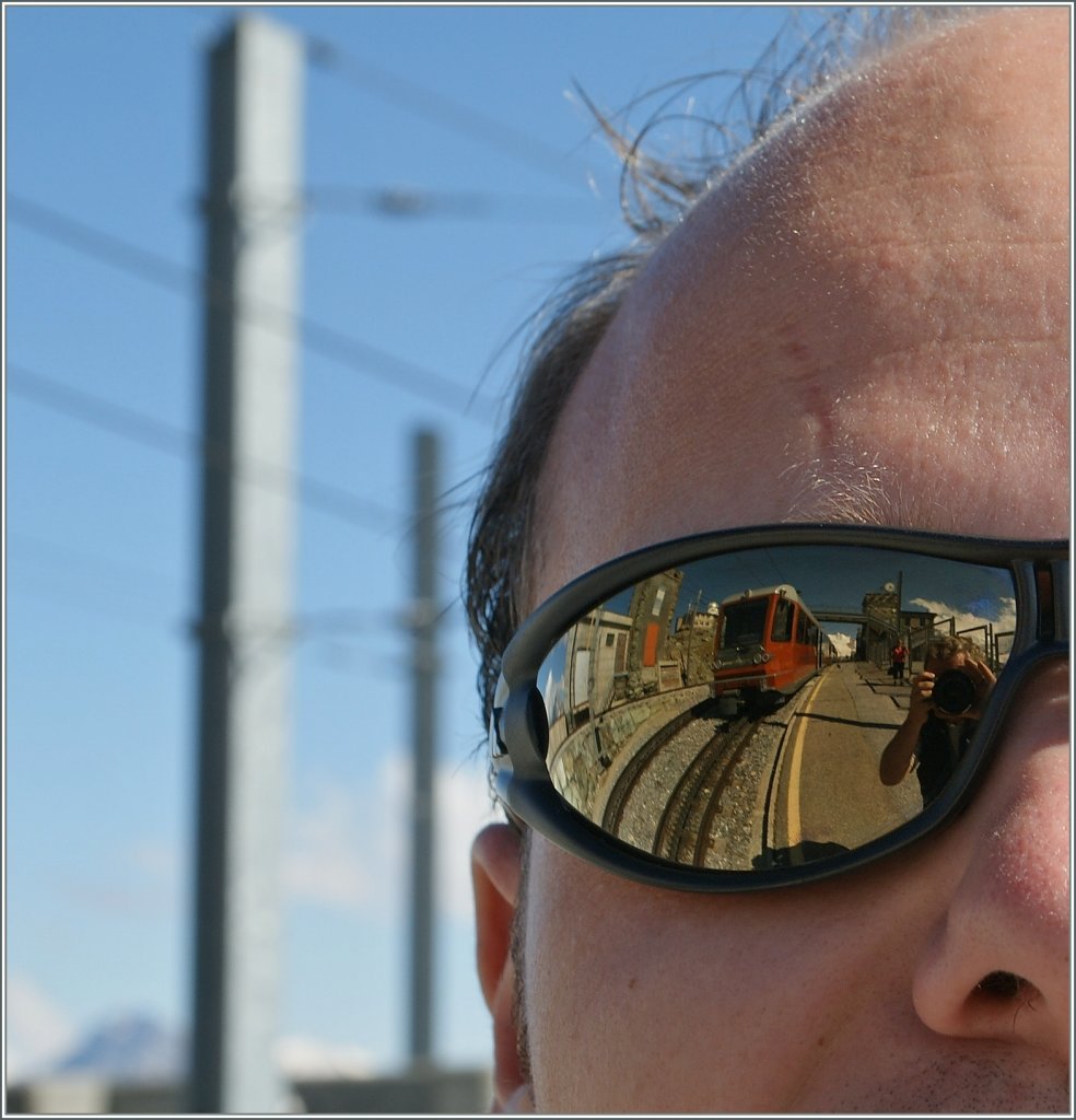 An einem Sommerfeiertag tummeln sich so viele Touristen auf dem Gornergrat, dass es kaum m�glich ist, die Bahn zu fotografieren, ohne dass jemand im Bild steht.
Gornergrat, den 3. August 2012