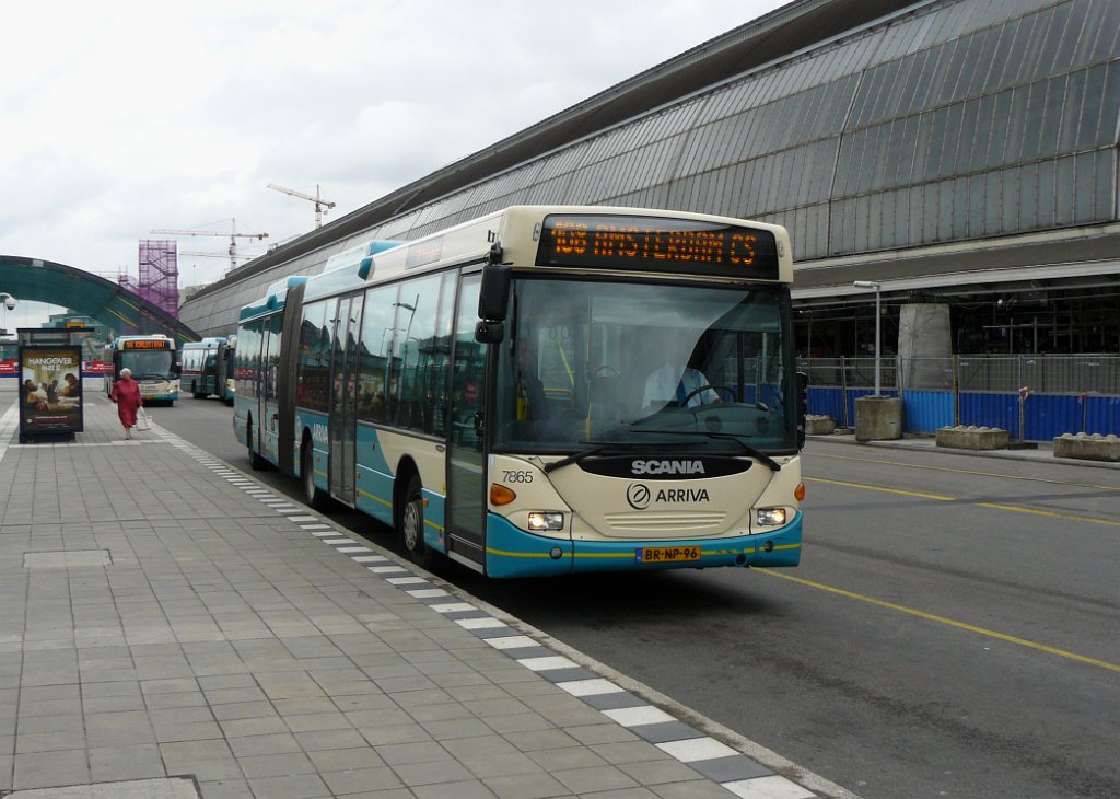 Arriva Bus 7865 Scania Omnicity Baujahr 2005. Amsterdam Centraal Station 27-05-2011.