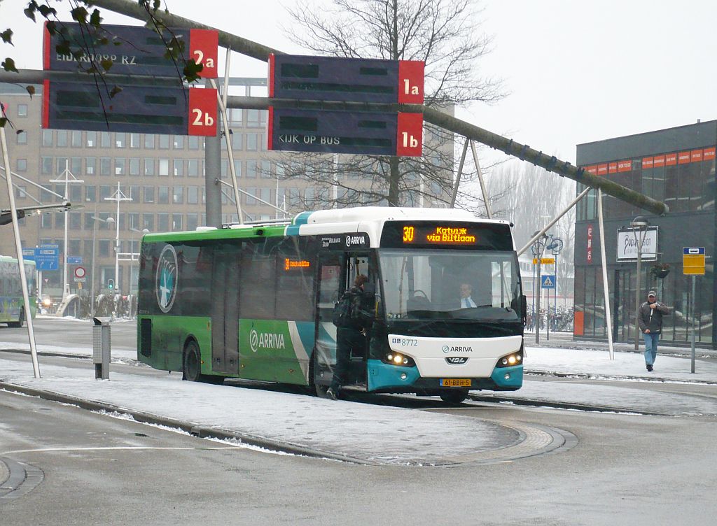 Arriva Bus 8772 DAF VDL Citea LLE120 Baujahr 2012. Stationsplein Leiden 20-01-2013.

Arriva bus 8772 DAF VDL Citea LLE120 bouwjaar 2012. Stationsplein Leiden 20-01-2013.