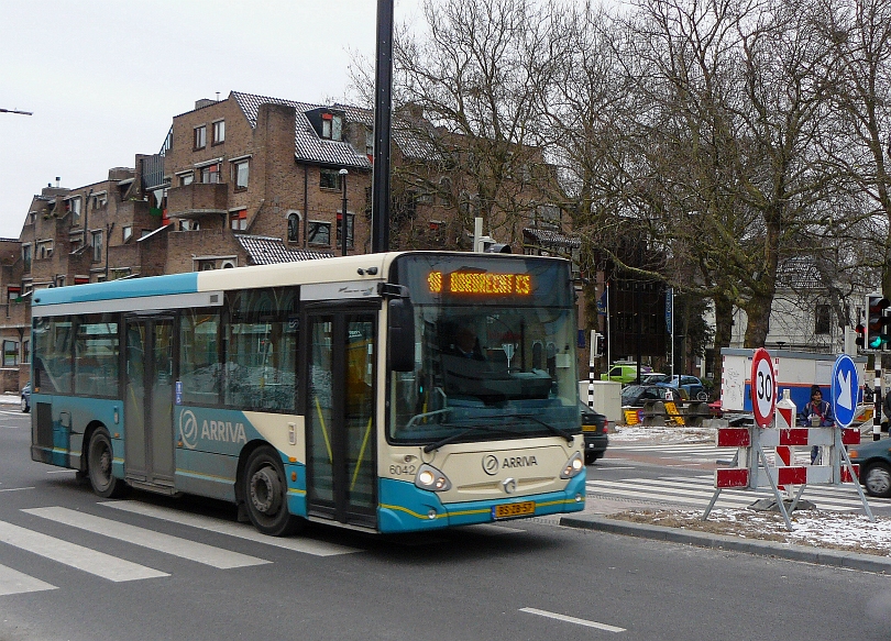 Arriva Bus Nummer 6042. Iveco Irisbus GX 127 mit Karrosserie von Iveco-Heuliez Bus gebaut 2007. Burgemeester de Raadtsingel, Dordrecht, Niederlande 01-12-2010.