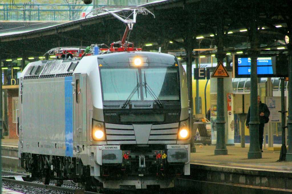 Auch boxXpress.de gewinnt seine erste Erfahrung mit einem Vectron Lokomotive. Maschine 193 803 wurde in Hamburg Harburg gestern (07.05.2013) gesehen, im Regen. 
Railcolor und Bahnfotokiste.com Text.