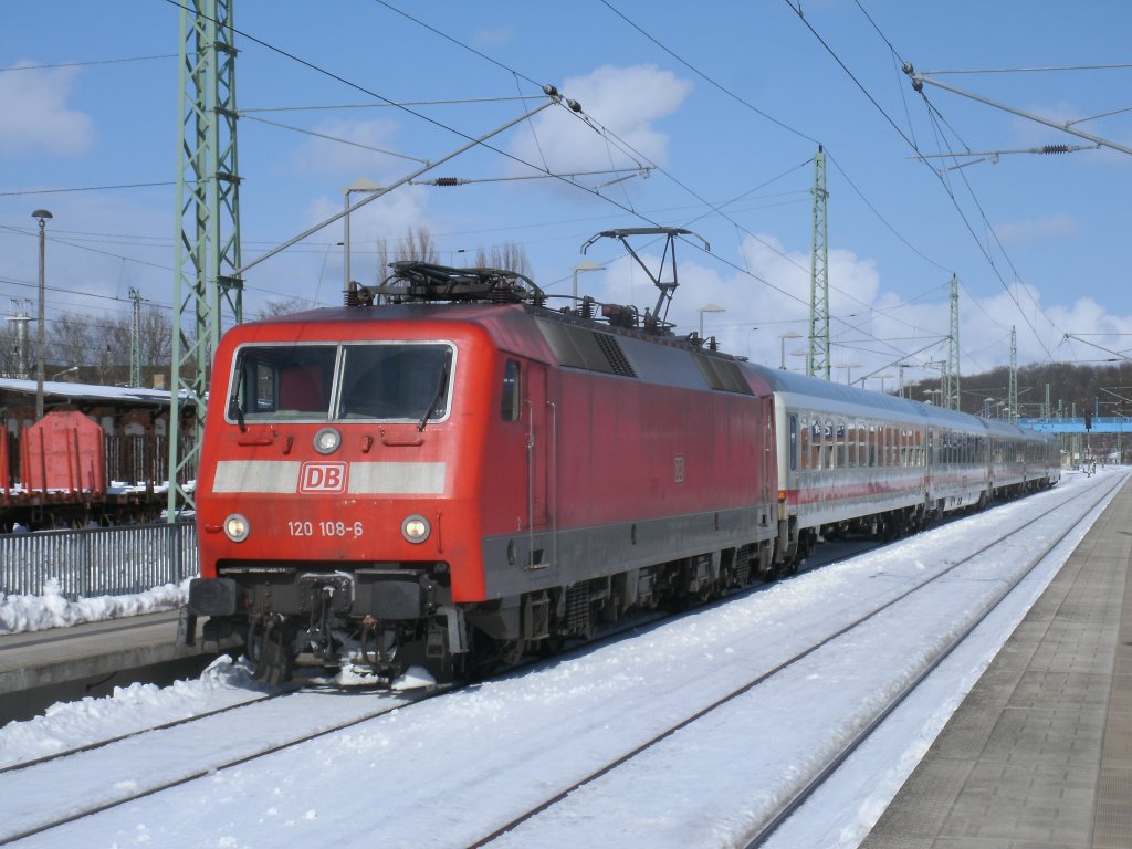 Auch in diesem Jahr wieder im Einsatz der Uex 2429 von Binz nach Kln.Am 24.Mrz 2013 kam 120 108-6 zur Aufgabe den Zug zubespannen.Hier beim Halt in Bergen/Rgen.In diesem Jahr fuhr der Uex erstmalig im Winter obwohl es auf dem Kalender eigentlich schon Frhling ist.