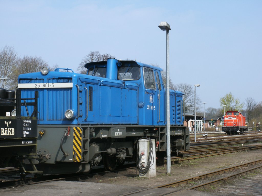 Auch das ist in Putbus mglich die 251 901-5 zusammen mit der UEG 345 100-2 zufotografieren.Aufnahme am 21.April 2012.