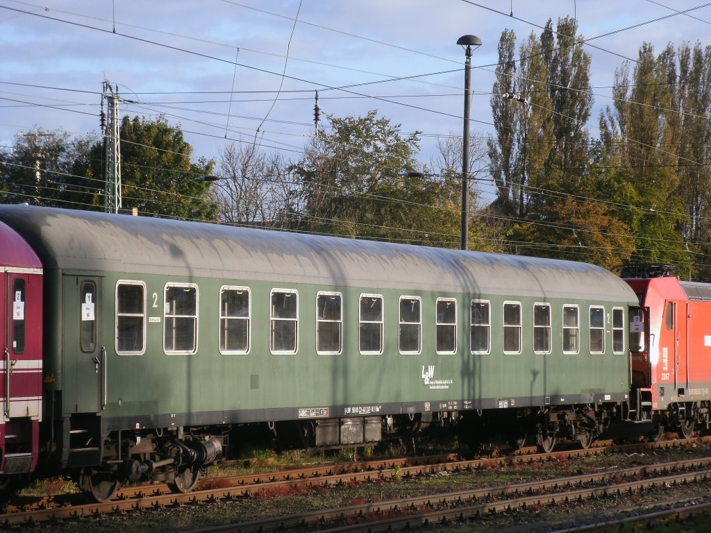 Auch schon betagte Schnellzugwagen werden in Mller`s Saufzgen eingestellt.Am 08.Oktober 2011 stand dieser Bm-Wagen abgestellt in Bergen/Rgen.