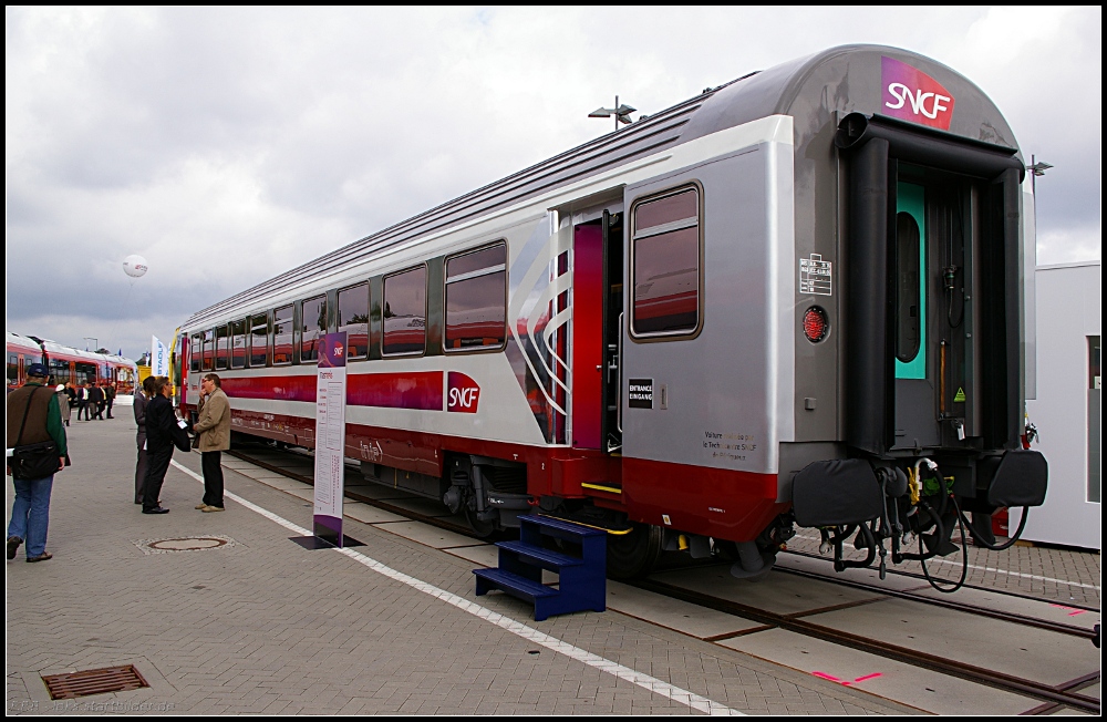 Auch die SNCF modernisiert ihre Reisezugwagen und prsentiert sie in einem neuen Outfit (63 87 99-72 001-3 Su, RIC: F, D, A, B, NS, It, L, CH, Hchstgeschwindigkeit 160 km/h; INNOTRANS 2010 Berlin 21.09.2010)