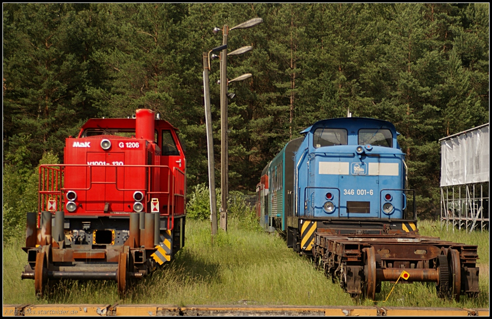 Auf dem Freigelände an der Schiebebühne stehen die ehemalige TWE 1001-130 (275 109) und PRESS 346 001-6 (345 207). Entdeckt am Tag der offenen Tür NETINERA Bahnwerk Neustrelitz, 17.06.2011