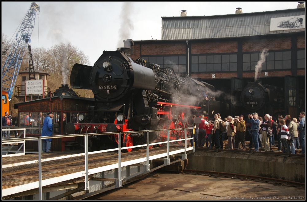 Auf die Drehscheibe fährt 52 8154 des EMBB um für die Fotografen eine Runde gedreht zu werden (gesehen 3. Dresdner Dampfloktreffen Dresden-Altstadt 02.04.2011)