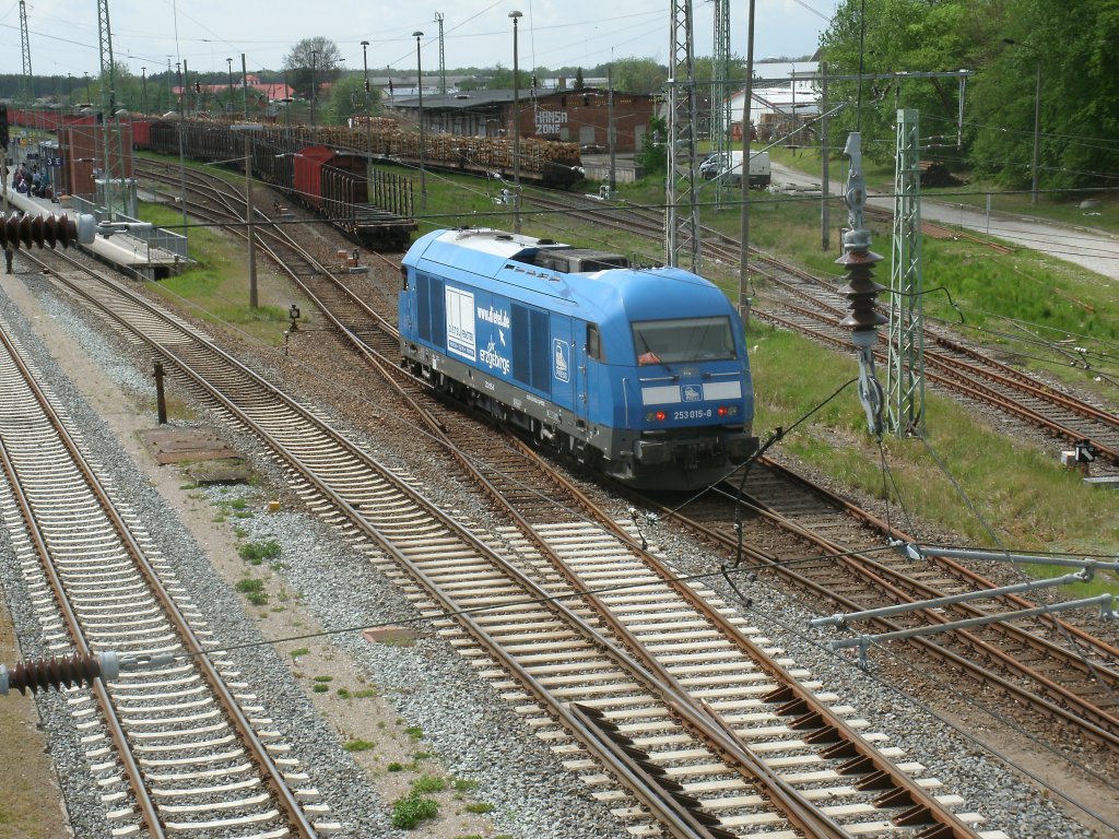 Auf der Gegenseite der Fussgngerbrcke in Bergen/Rgen entstand die Aufnahme,am 11.Mai 2012,als die PRESS 253 015-8 die Brcke unterquert hatte.
