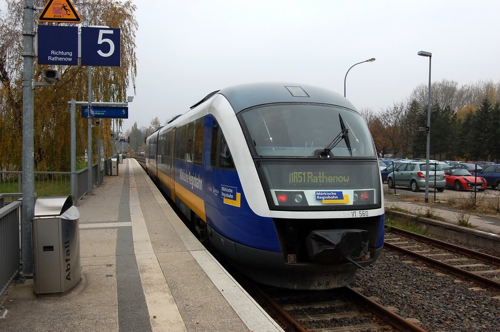Auf Gleis 5 des Brandenburger Haupfbahnhof steht VT 650 der Mrkische Regiobahn als MR51 (MR 99618) nach Rathenow. 02.11.2010