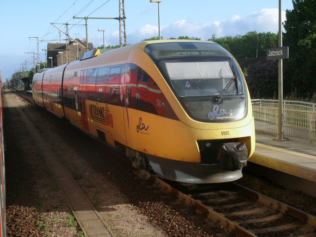 Aus dem fahrenden Zug konnte ich,am 12.Mai 2012,in Jatznick den nach Ueckermnde Stadthafen fahrenden OLA-Triebwagen 0005 fotografieren.