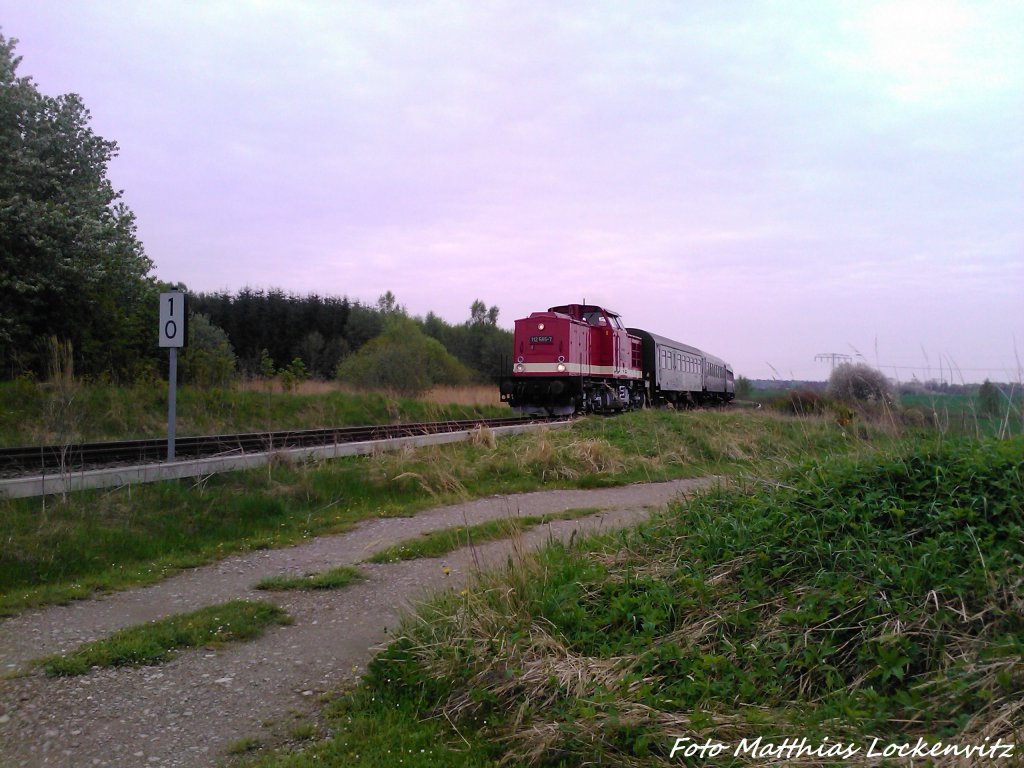 Aus Putbus kommt die 112 565-7 (DB 202 565-8) und alsSchlusslicht die MTEG 118 770-7 bei der Einfahrt in Bergen auf R�gen am 11.5.13