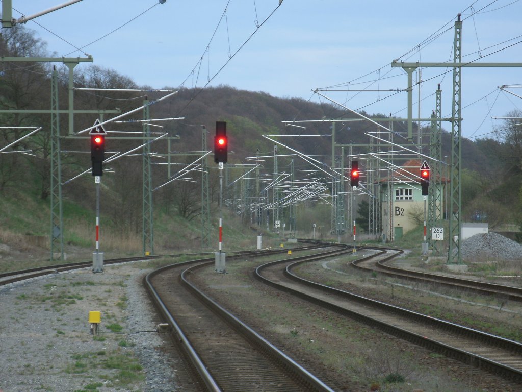 Ausfahrsignale in Richtung Binz,Mukran und Sassnitz,am 27.April 2012,in Lietzow.Im Hintergrund das Stellwerk B2 in dem sich das Estw Lietzow befindet.
