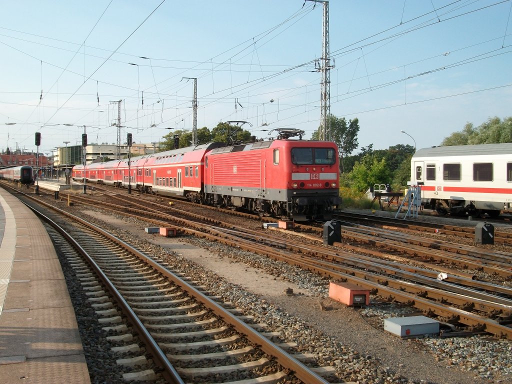 Ausfahrt aus Stralsund am 31.Juli 2010 fr 114 002.