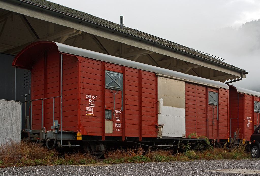 Ausrangierter SBB Schmalspur (1.000 mm) Gterwagen Gb-v 2213 beim Bahnhof von Meiringen am  29.09.2012. 
Aus dem Zusammenschluss der Brnigbahn der SBB und der Gesellschaft Luzern-Stans-Engelberg-Bahn (LSE) ist am 1. Januar 2005 die Zentralbahn (zb) entstanden.