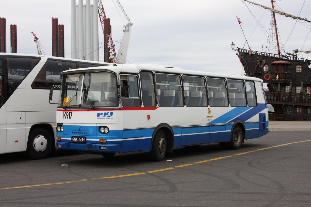 Autosan H 9 Reisebus der PKS am 5.6.2013 auf dem Parkplatz am
Hafenkai im polnischen Gdingen.