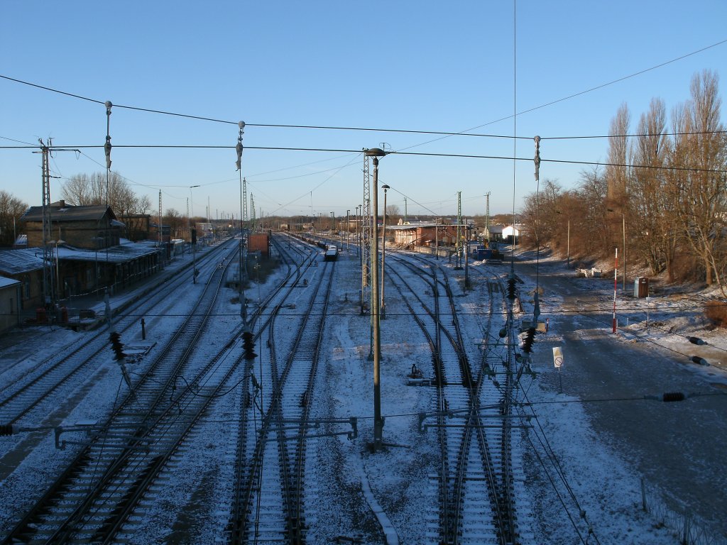 Bahnhof Bergen/Rgen mit dem Gtergleisen und der Ladestrae am 12.Februar 2011.