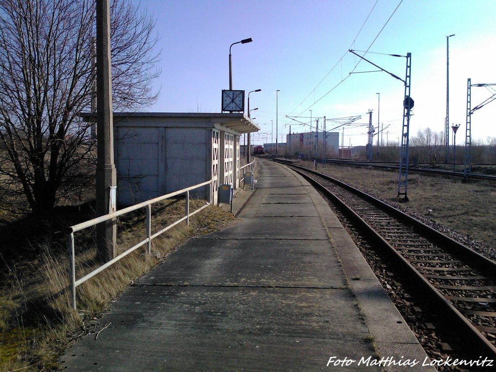 Bahnhof Mukran Mitte / Blick Richtung Sassnitz/Mukran-F�hrhafen Komplex am 4.3.13 