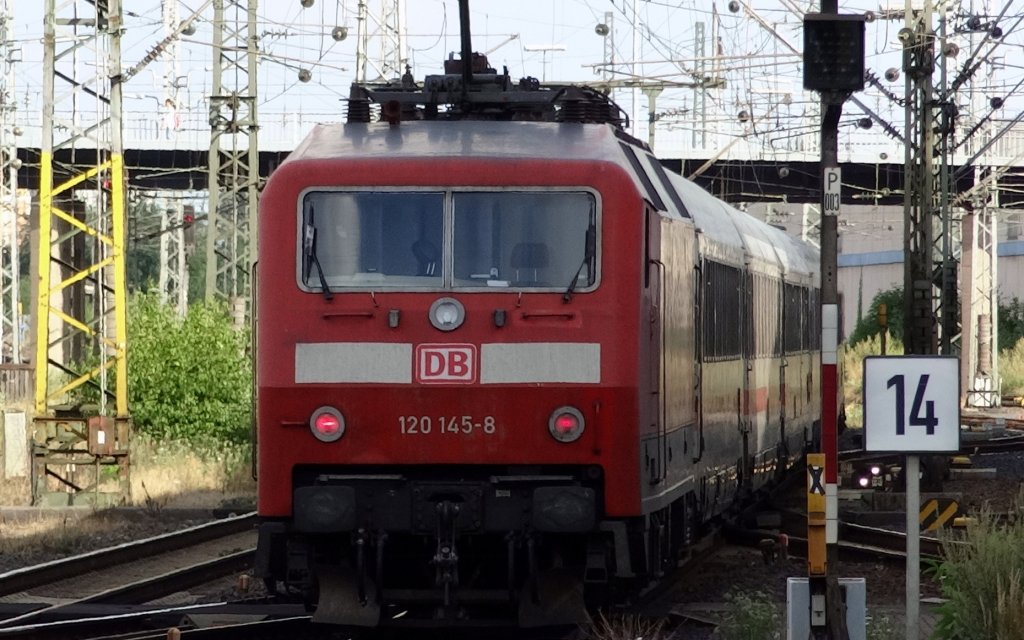 Bamberg, 30.Juli 2013 18:07 Uhr: Ausfahrt des IC 2207 nach M�nchen Hbf, mit der sich am Zugschluss befindlichen 120-145.