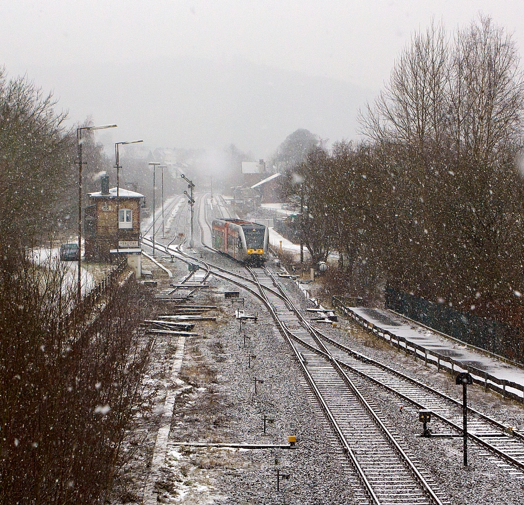 Bei Schneefall am 19.02.2013 fhrt ein Stadler GTW 2/6 der Hellertalbahn von Herdof, als RB 96 - Hellertal-Bahn (Betzdorf-Herdorf-Neunkirchen-Haiger-Dillenburg), weiter in Richtung Dillenburg, hier passiert er gerade das Ausfahrtssignal und wechselt von Gleis 2 auf Gleis 1 (beim Stellwerk Herdorf Ost).