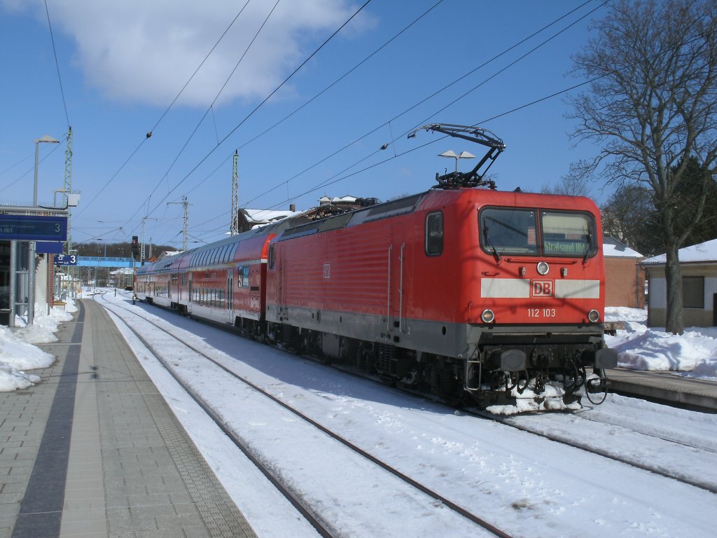 Bei strahlenblauen Himmel erreichte 112 103-7,am 24.Mrz 2013,mit dem RE 13027,aus Stralsund,Bergen/Rgen.