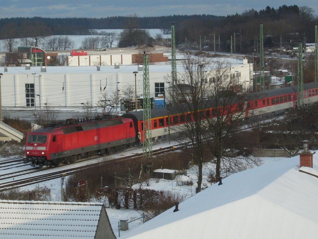 Bequemer kann ich es nicht haben aus meinen Zimmerfenster fotografierte ich am 03.Januar 2010 den EC 379 Binz-Brno mit 120 156 bei der Einfahrt in Bergen/Rgen.