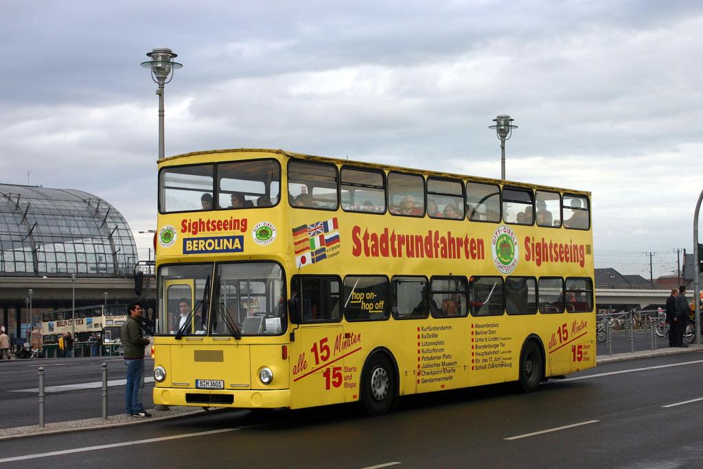 Berlin Bahnhof Zoo
Beriolina Stadtrundfahrten setzten am 18.11.2006 diesen
MAN Doppelstockbus ein. 