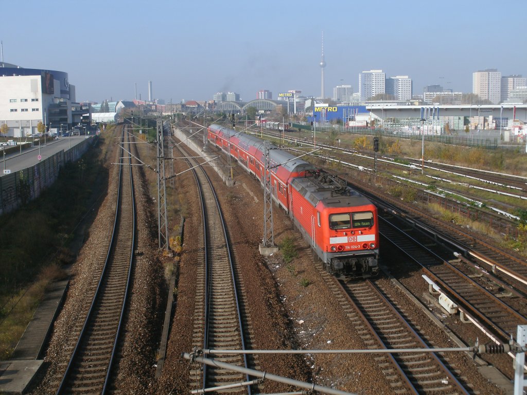 Berlin und seine vielen Fotomglichkeiten.Am 29.Oktober 2011 erwischte ich 114 024 als Sie mit einem RE Richtung Ostbahnhof an der Warschauer Brcke vorbei kam. 
