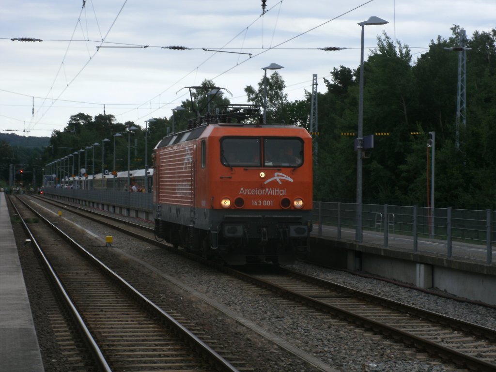 Bevor EKO 143 001,am 09.Juli 2011,mit dem Leerpark nach Bergen/Rgen fuhr,mute die Lok sich in Binz wieder an das andere Ende umsetzen.