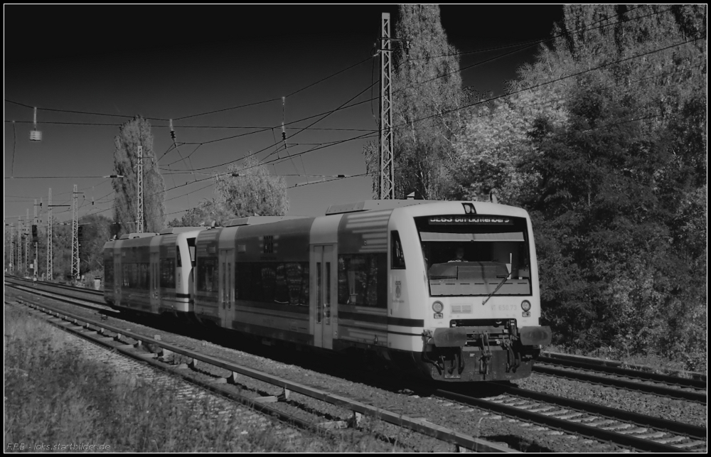 Bildbearbeitung einmal anders: Bei ODEG 650.73 / 650 073 wurden besonders die reflektierenden Stellen hervorgehoben, erstaunlich was sonst noch alles reflektiert.