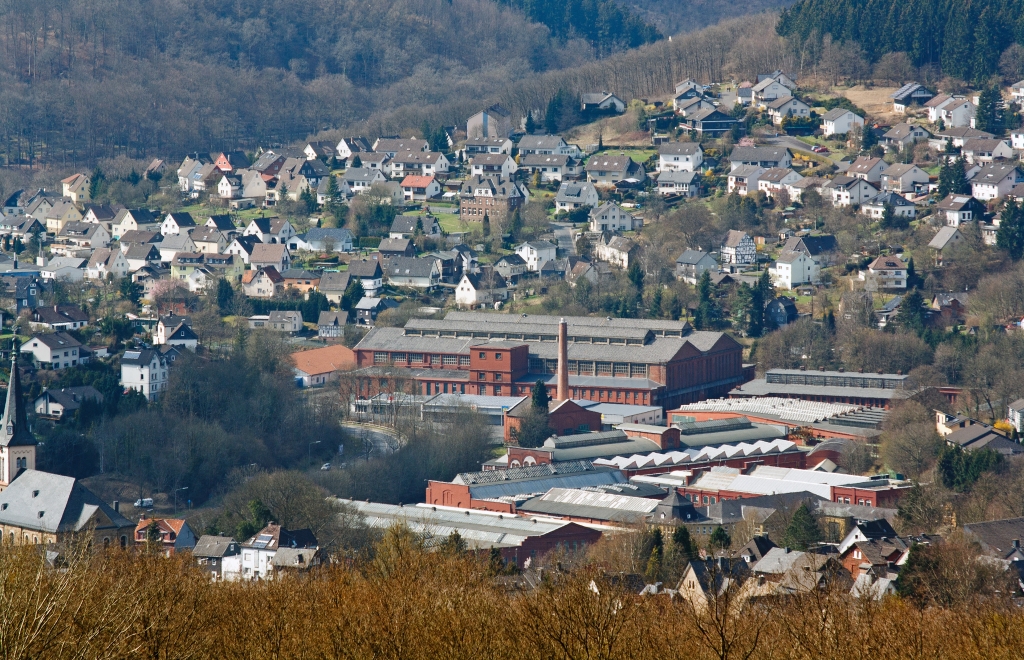 Blick auf die ehemalige Lokomotivfabrik Arnold Jung  Jungenthal, hier am 01.04.2012 vom Otto-Turm bei Kirchen-Heckersdorf. Die Produktion wurde am 30. September 1993 aufgegeben, das Werk geschlossen. Die letzte Lok (Nr. 12 143) wurde 1987 gebaut, eine Pressluftgubenlok Pz 45. Insgesamt wurden mehr als 12.000 Lokomotiven gefertigt – unter anderem 1959 mit der 23 105 die letzte überhaupt an die DB gelieferte Neubaudampflok.