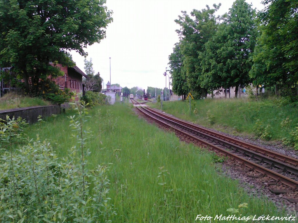 Blick auf die R�BB 99 4802 & PRESS 650 032-4 im Bahnhof Putbus am 26.5.13