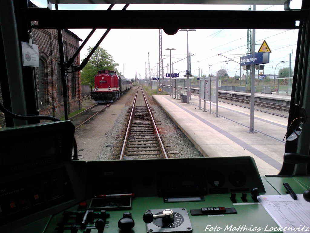 Blick vom F�hrerstand der Ferkeltaxe auf die 112 565-7 (DB 202 565-8) in Bergen auf R�gen am 11.5.13