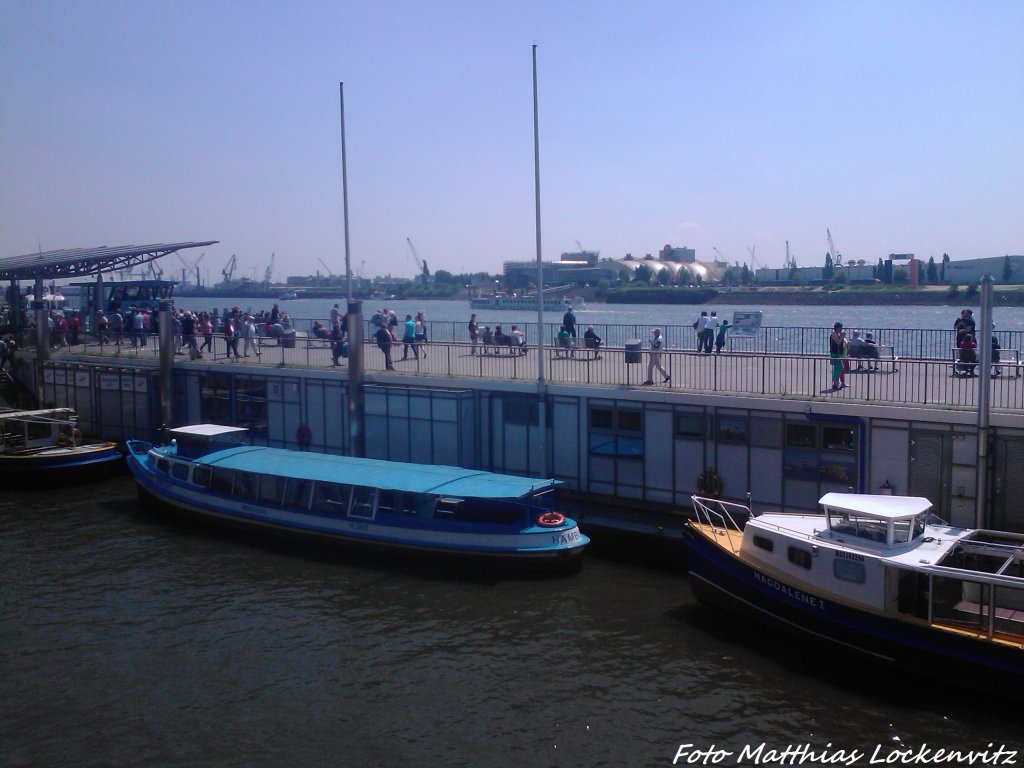 Blick von den Landungsbr�cken richtung Harburg und auf den Veranstaltungsort vom  K�nig der L�wen  von der Hamburgewr City am 8.6.13