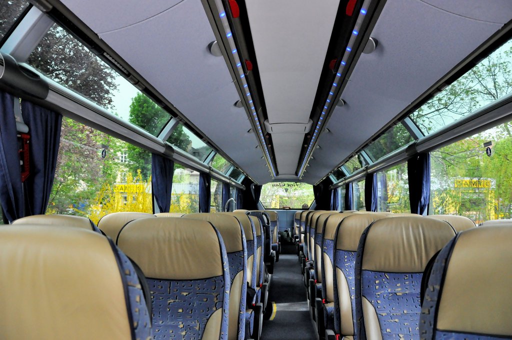 Blick von vorne nach hinten im neuen NEOPLAN STARLINER vom Reisebro HSSINGER aus Wien und St.Plten/sterreich im April 2013 in Krems.